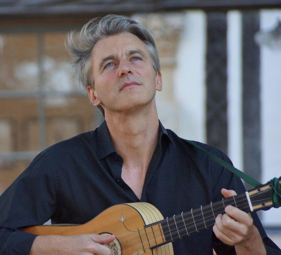 Vincent Dumestre avec Le Poème Harmonique en concert aux Heures Musicales de l'Abbaye de Lessay le 2 aout 2024