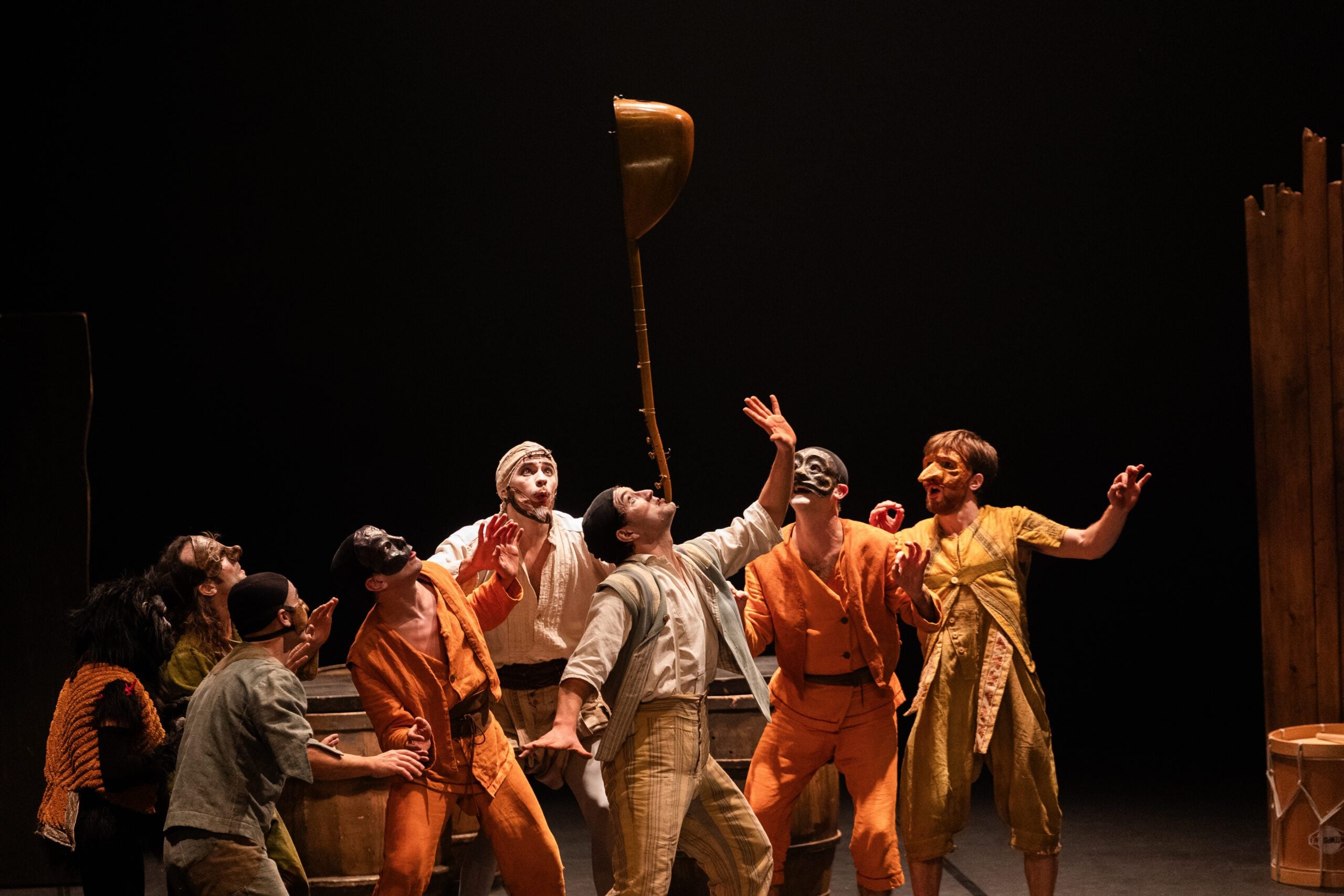 Le Carnaval Baroque à l’Opéra de Rennes.
Vincent Dumestre : conception, direction, guitare baroque et colascione
Cécile Roussat : mise en scène et chorégraphie
François Destors : scénographie
Chantal Rousseau : costumes
Patrick Naillet : direction technique
Christophe Naillet : lumières
Mathilde Benmoussa : maquillage
Julie Coffinières : masques
Avec :
Anaïs Bertrand : mezzo-soprano
Paco Garcia : ténor
Martial Pauliat : ténor
Igor Bouin : baryton
Stefano Amori, Julien Lubek : mimes
Quentin Bancel, Antoine Hélou, Rocco Le Flem, Johan Pagnot : acrobates
Désiré Lubek, Izia Le Flem, Iago Le Flem : enfants